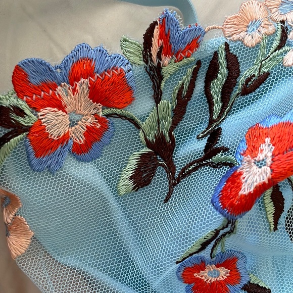 Embroidered crop cami with ruching and zip up back 36 C/D stretchy - Picture 3 of 5